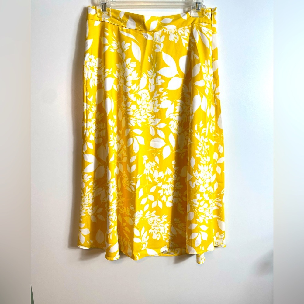 #475 Ann Taylor Floral Skirt size 6P NWT